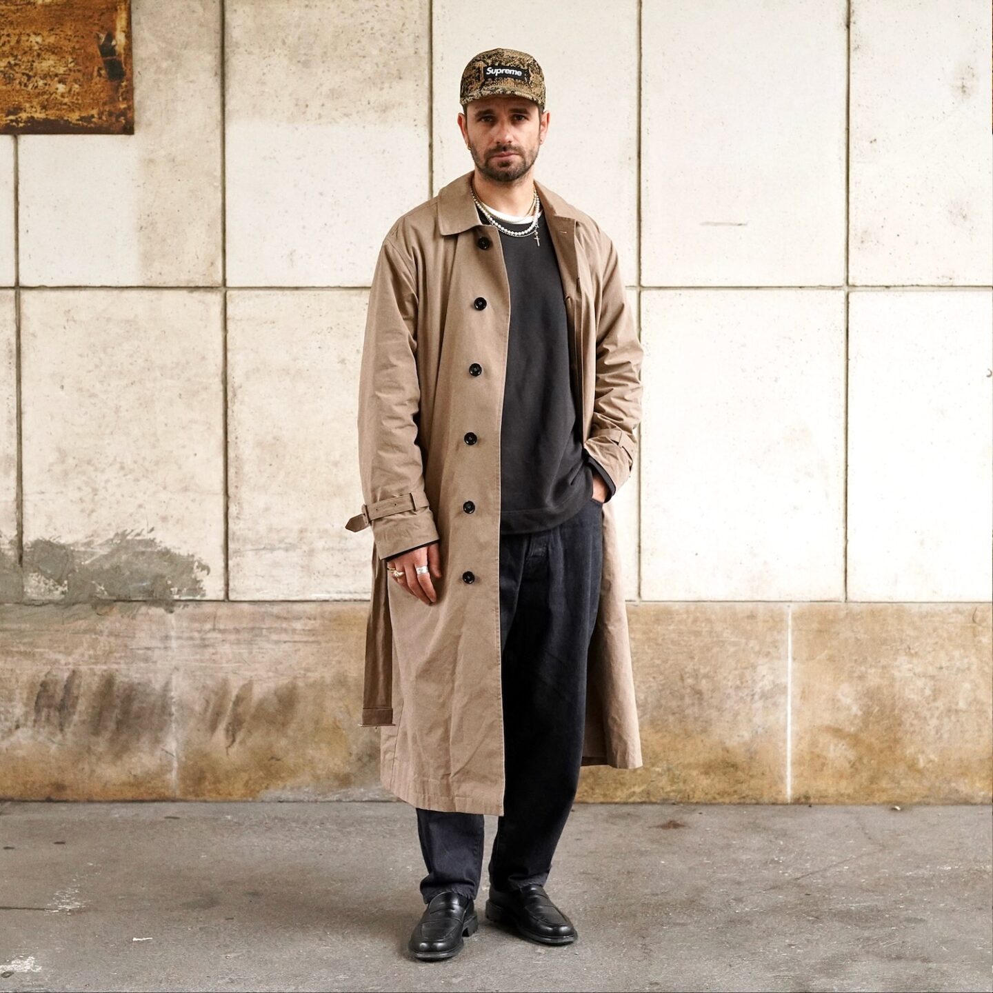 comment porter un trench avec style quand on est un homme (mac coat maison lener, jean taille haute borali, mocassins max sauveur)