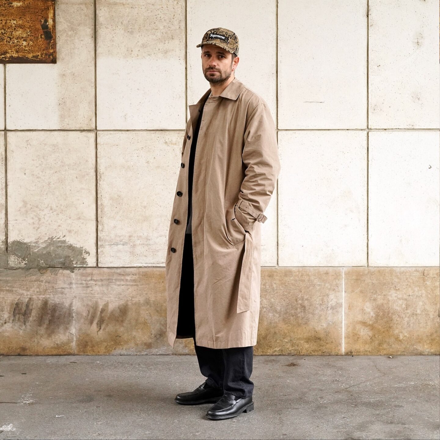 look homme avec un trench long de la marque maison Lener