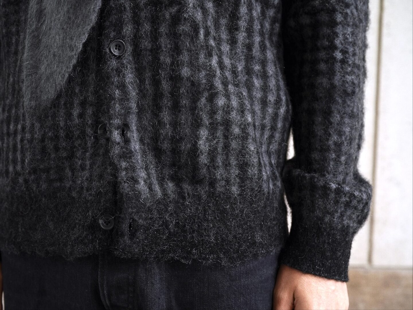 cardigan COS en laine et mohairt avec un motif pied-de-poule couleur gris