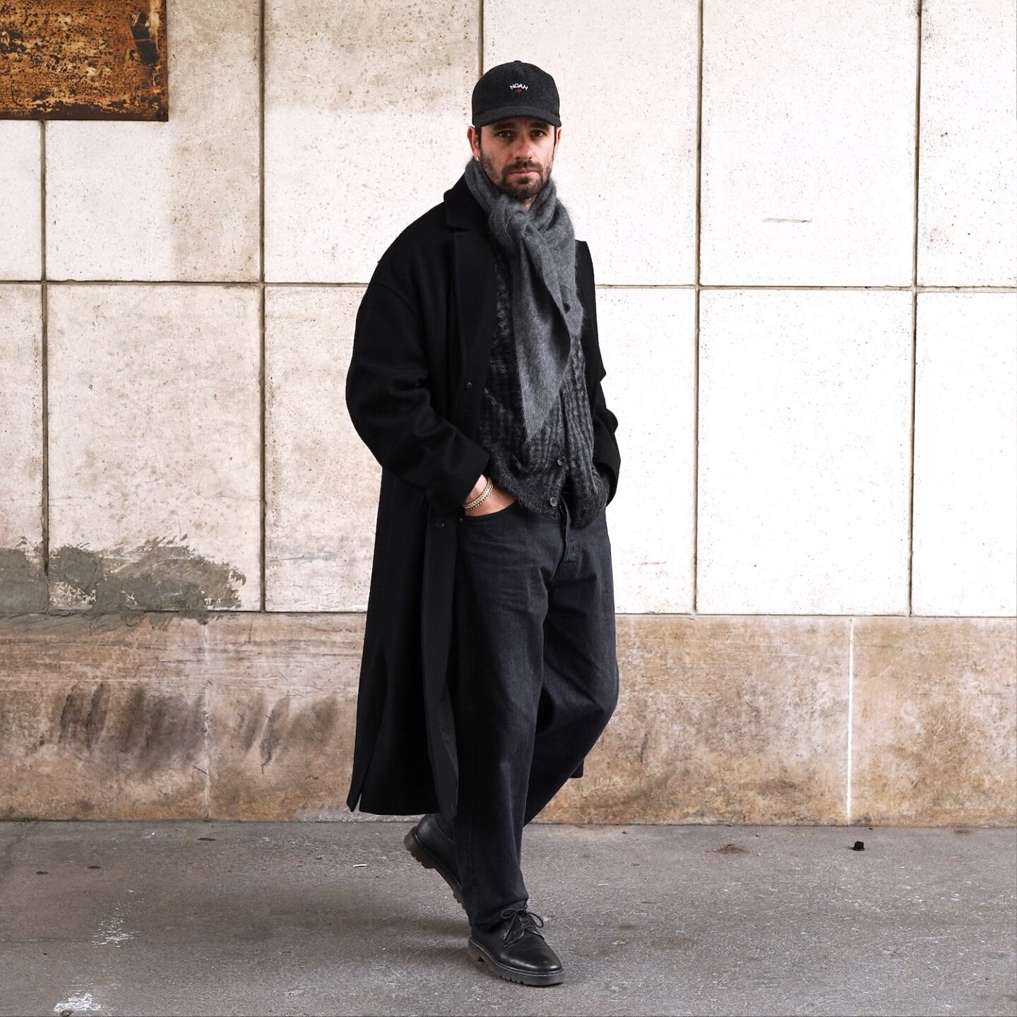 idée tenue homme hiver avec un manteau long en laine oversize, en portant du noir et du gris