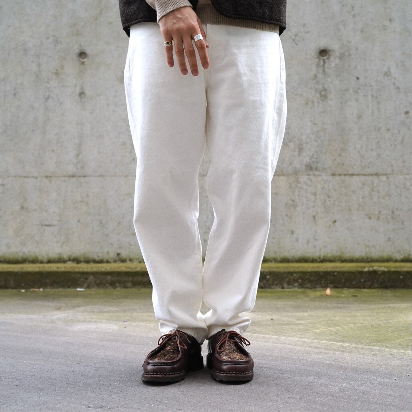 jean borali blanc avec une coupe taille haute et un ligne de jambe loose tapered