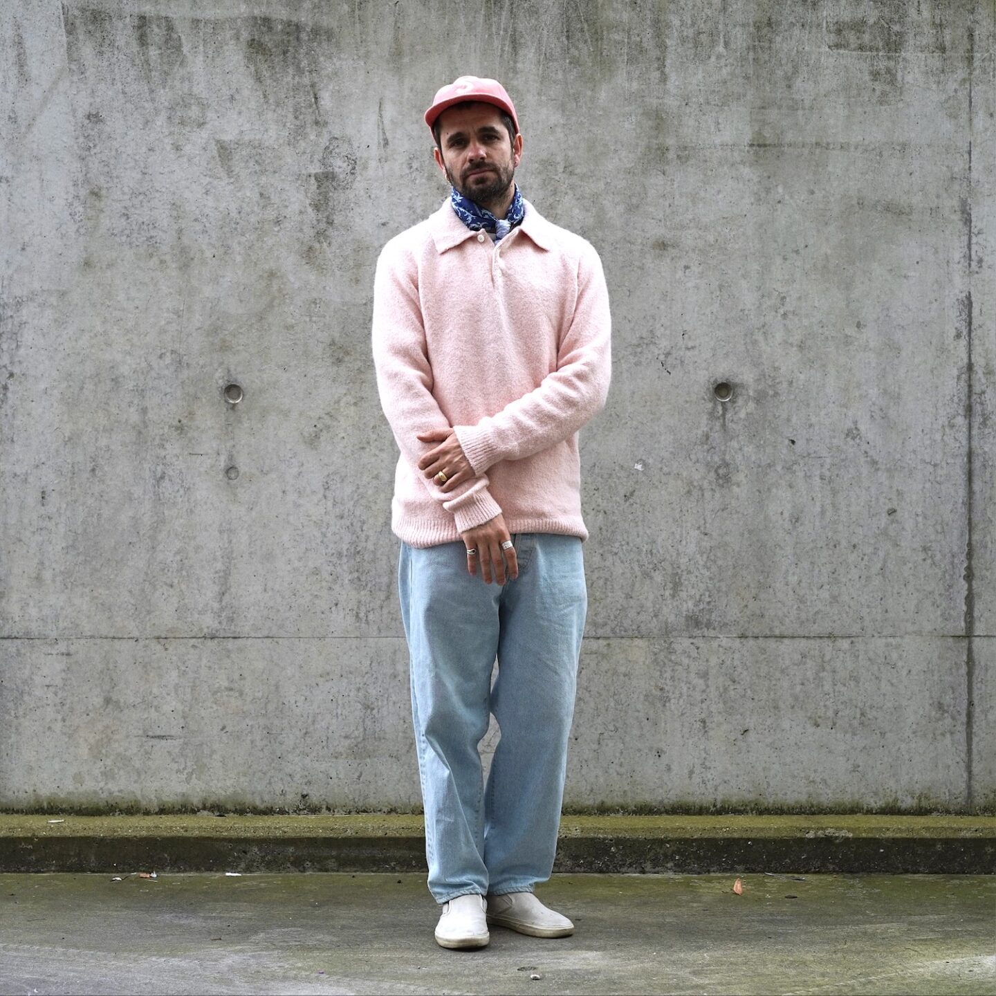 look homme style streetwear avec un pull col polo rose en baby alpaga, un jean délavé borali et des vans slipon