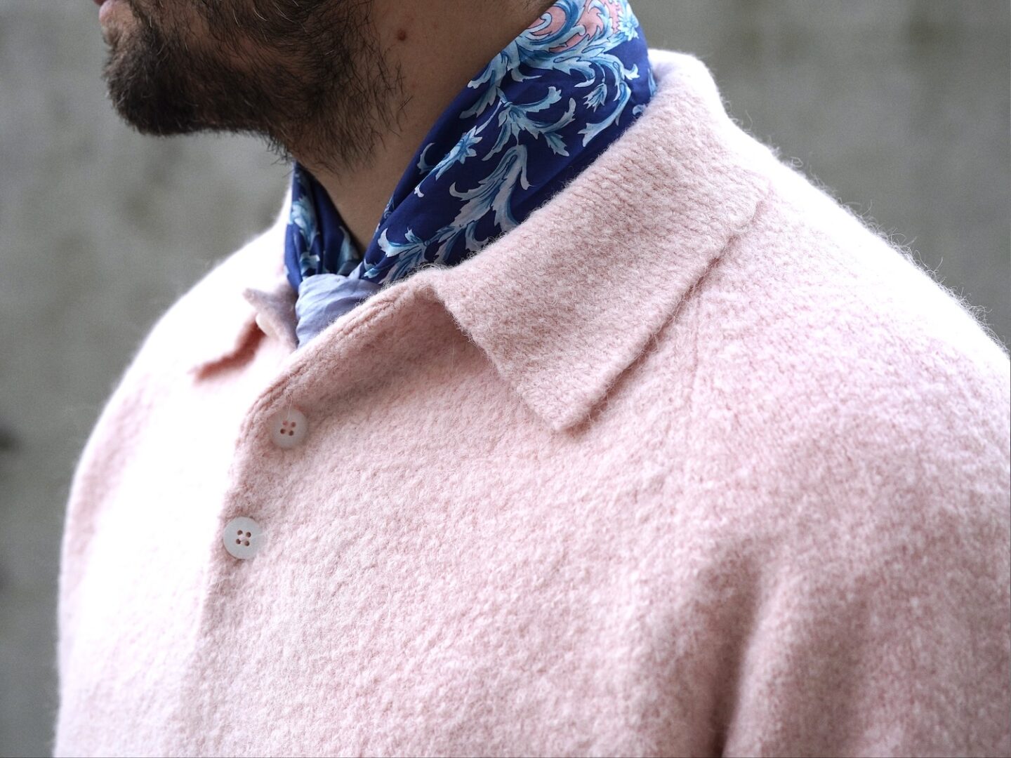 baby alpaga sur pull homme rose