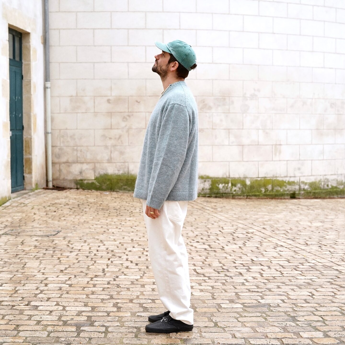 pull cos en laine et alpaga coupe oversize bleu chiné homme et jean borlai blanc taille haute