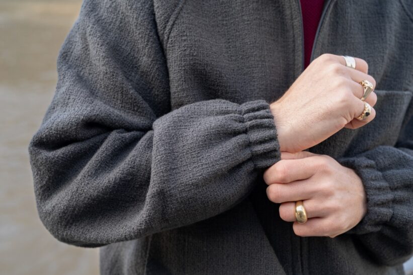 survetement dela marque Arpenteur en tweed de laine grise pour un jogging qui a tout du luxe