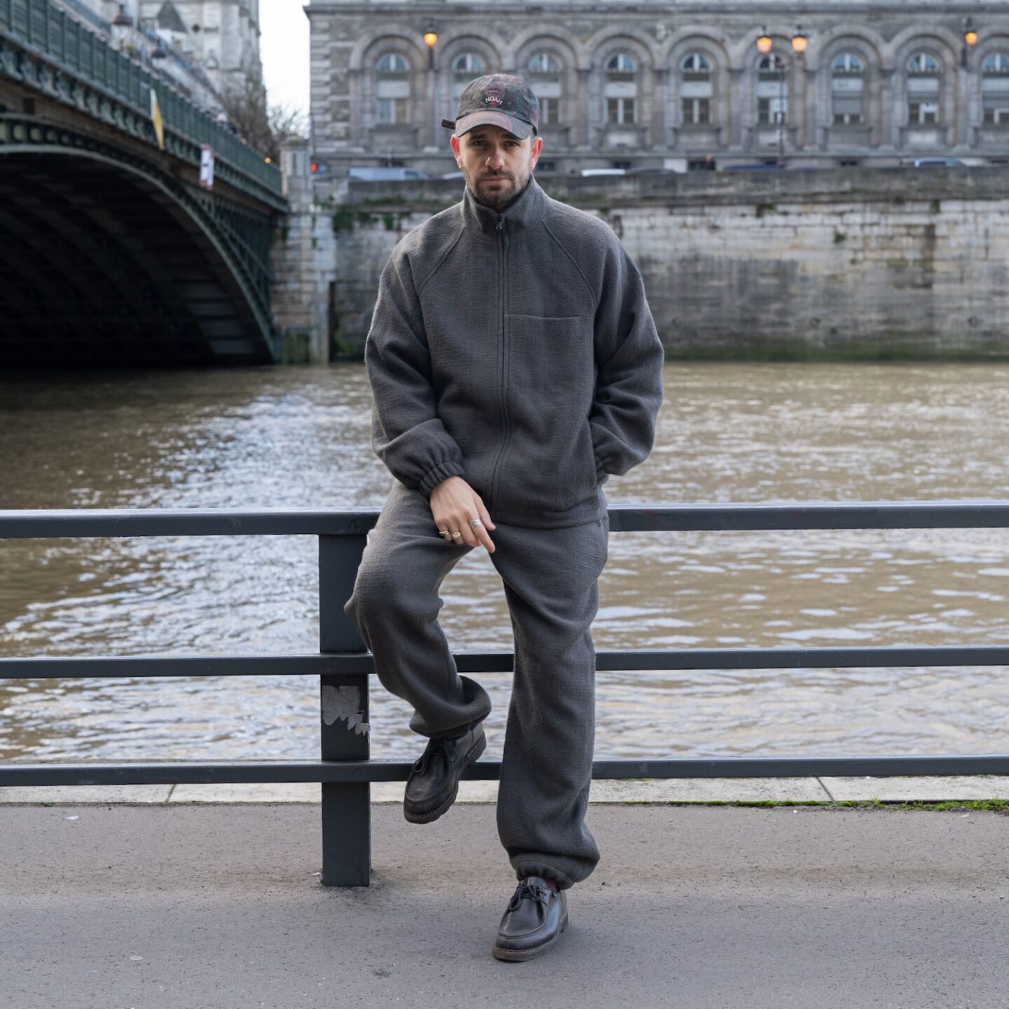 joggin haut de gamme arpenteur en tweed de laine porté avec des paraboot michael noire