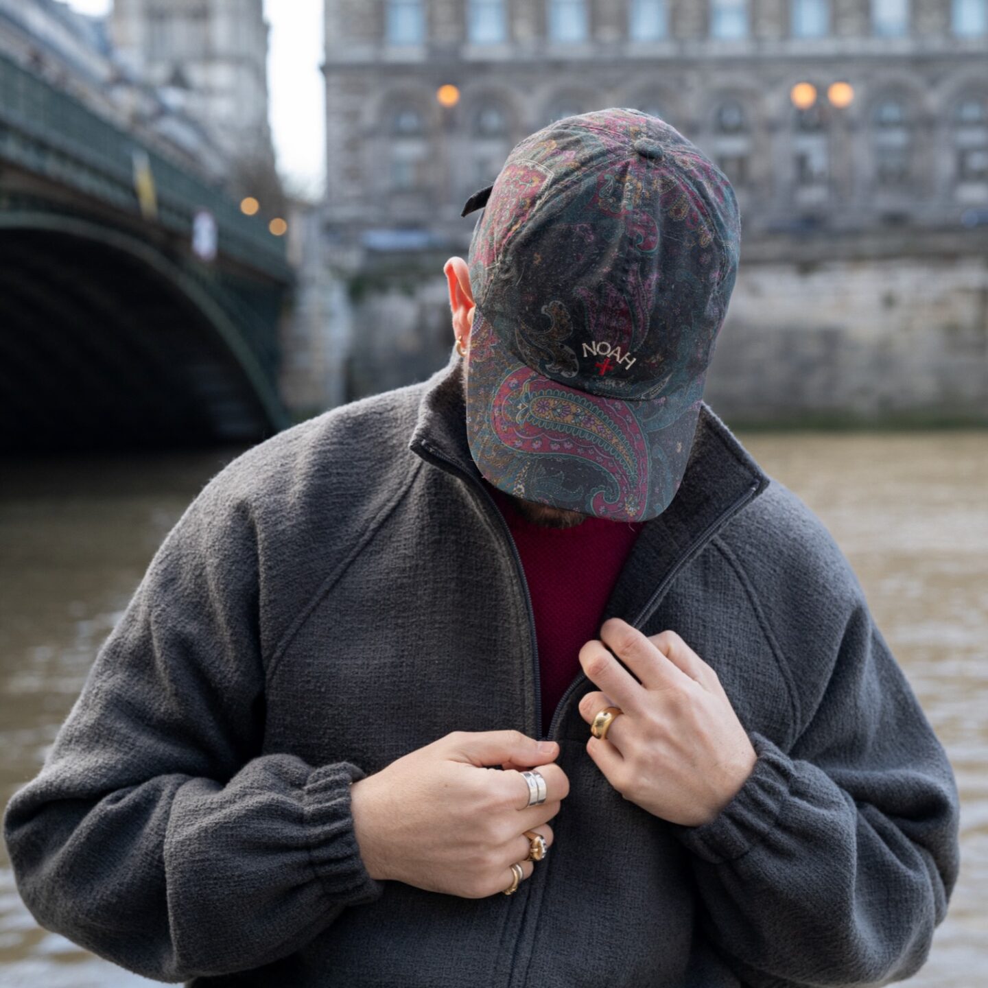 casquette à motif paisley de la collaboration noah et barbour