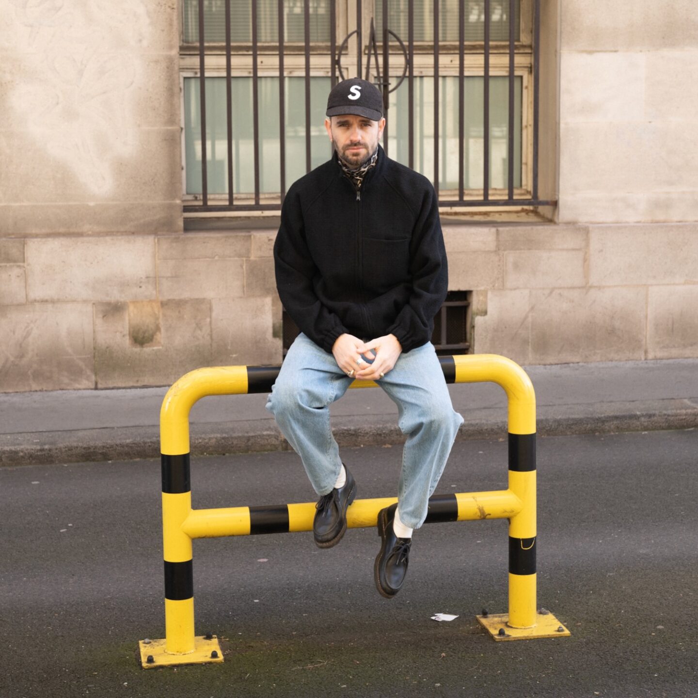 tenue casual homme avec une veste de surv^tement en tweed de laine Arpenteur, un jean clair décontracté Borali et des Paraboot