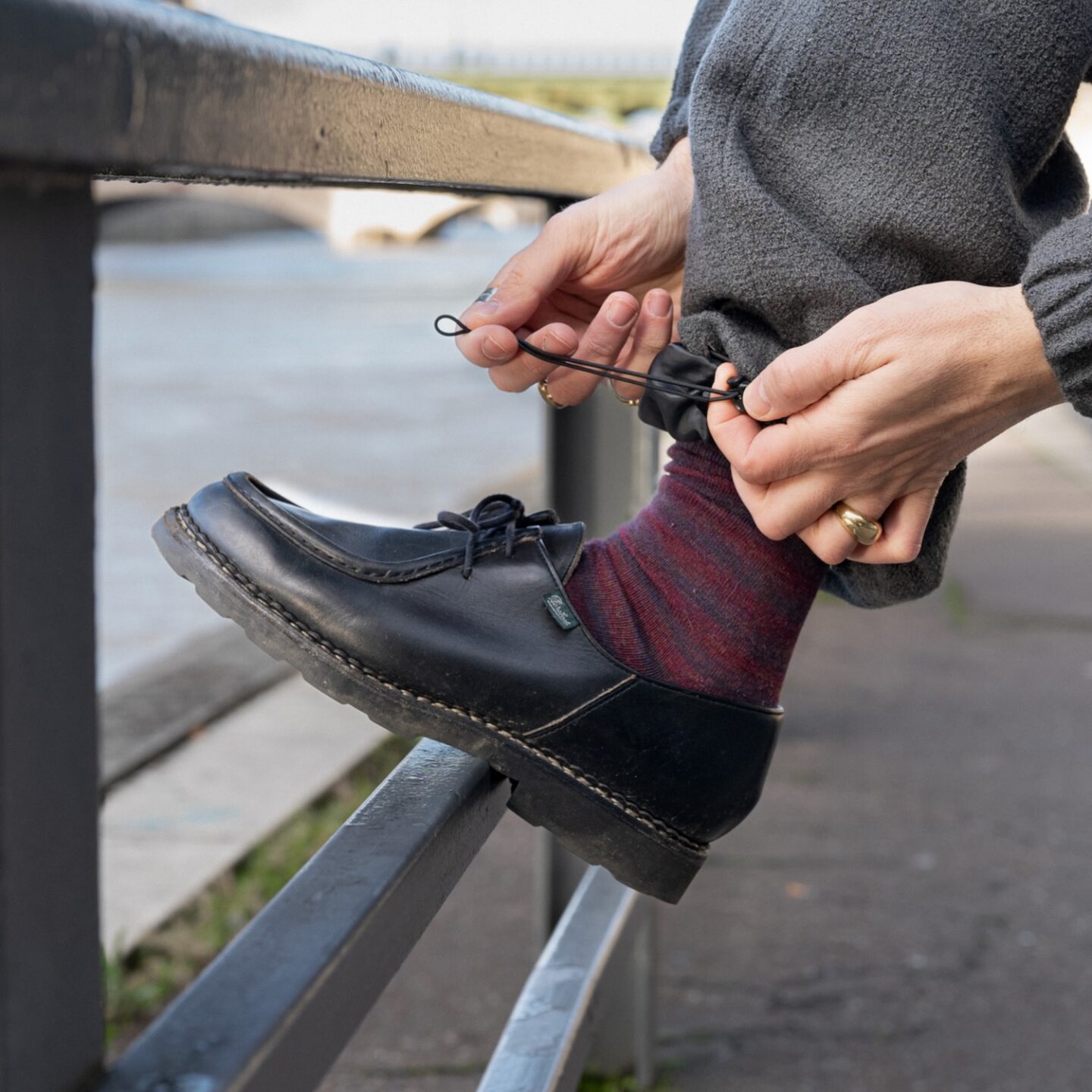 pantalon track P grise en tweed de laine de la marque arpenteur et paraboot michael noire