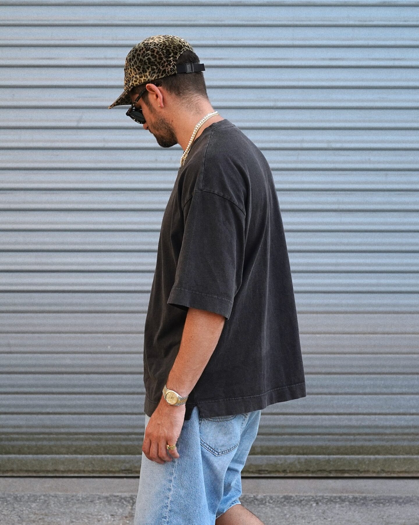 t-shirt confort oversize drapeaj noir en coton épais effet vintage acid wash black et lunettes arpenteur