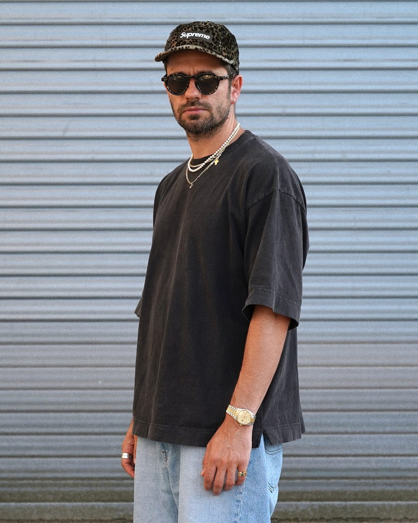 t-shirt confort oversize drapeaj noir en coton épais effet vintage acid wash black et lunettes arpenteur
