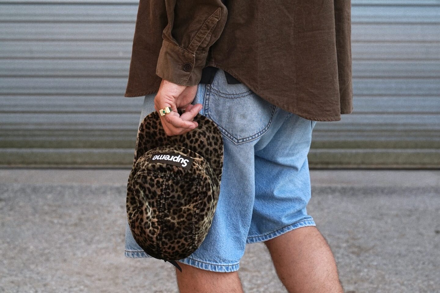 comment porter le motif léopard dans une tenue masculine