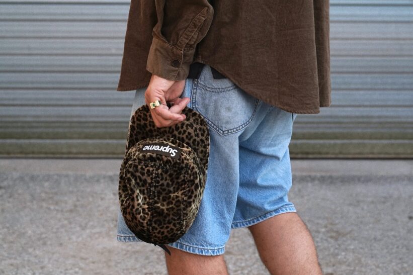comment porter le motif léopard dans une tenue masculine