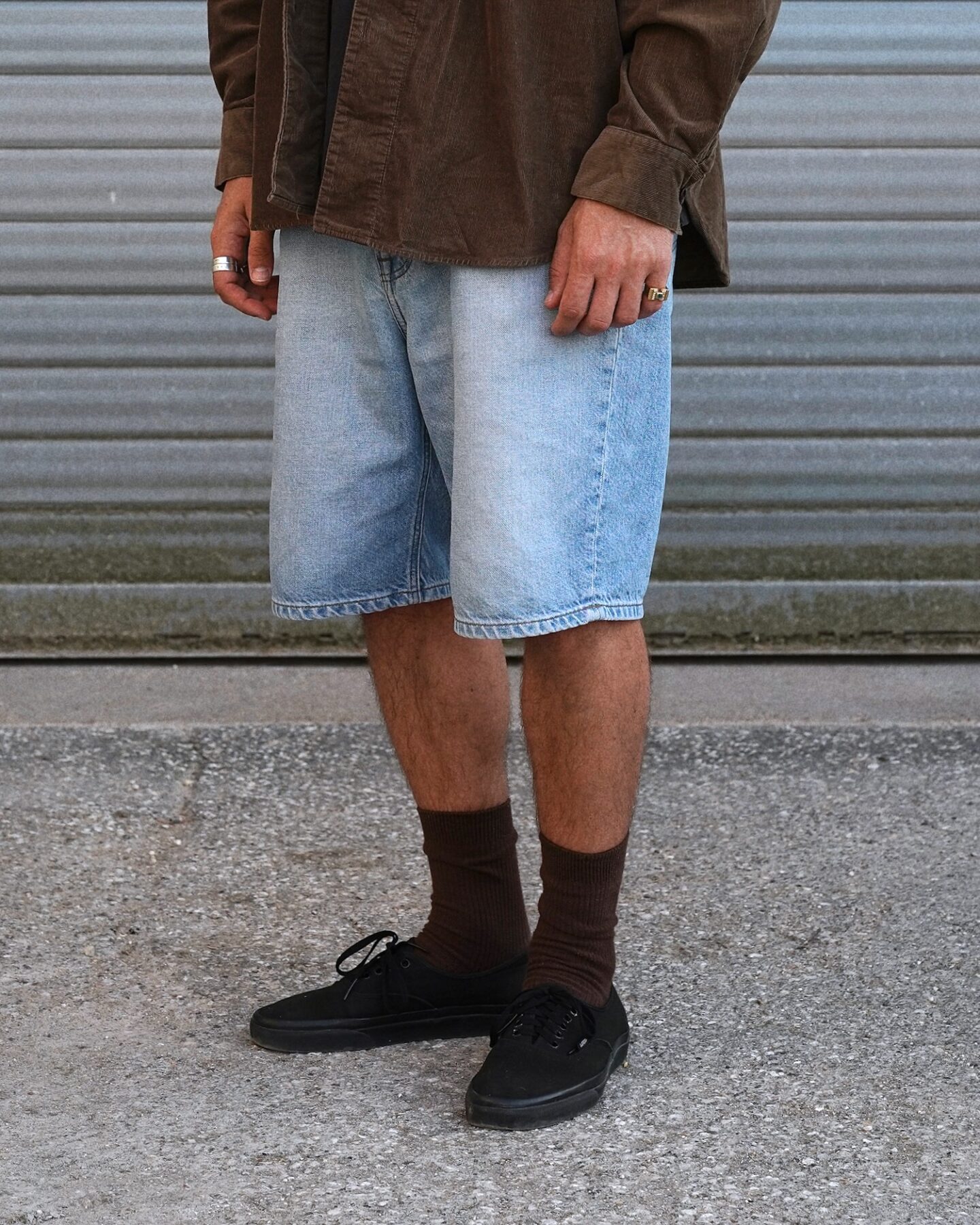 vans era full black et chaussettes uniqlo et short lee en denim de coton et chanvre
