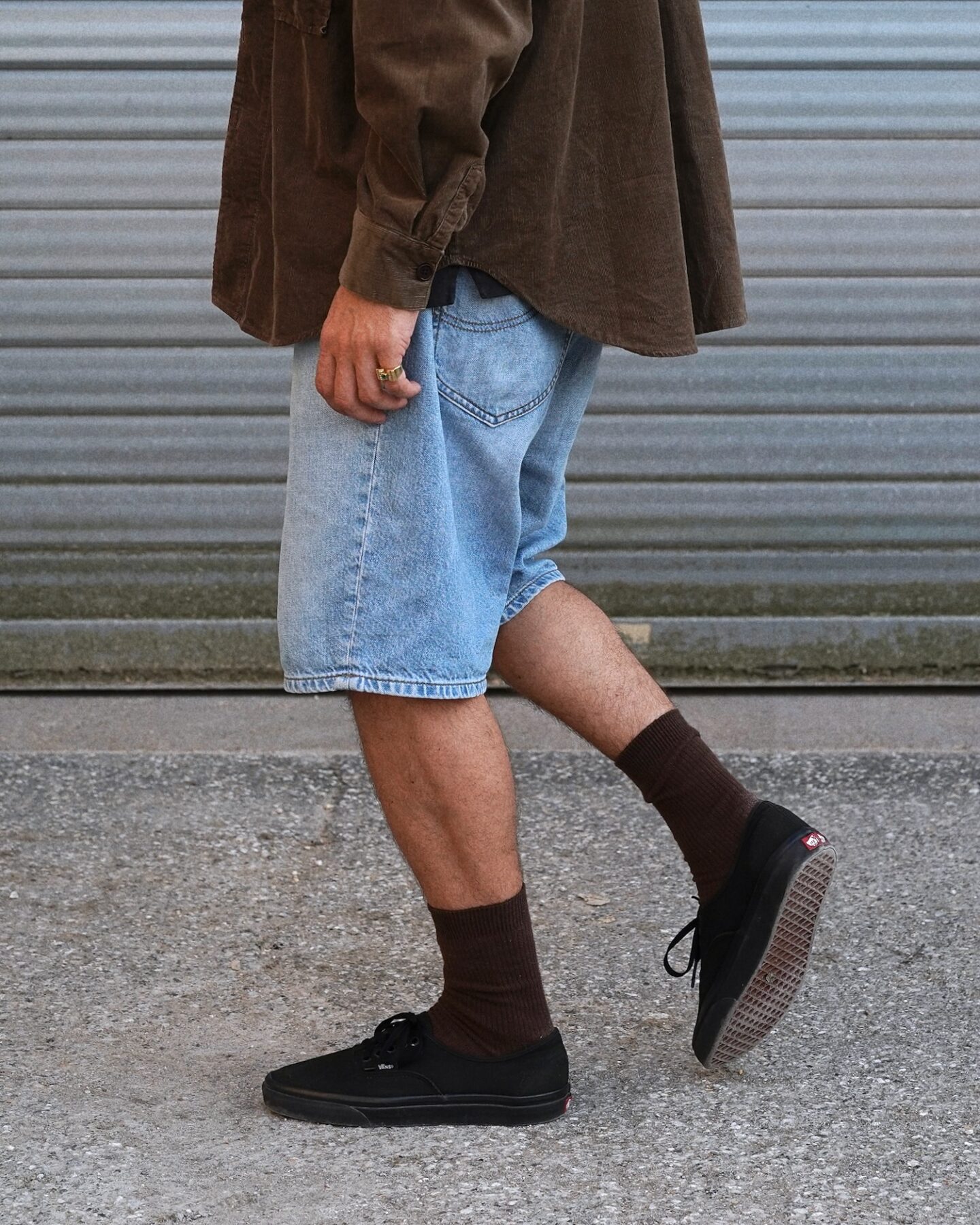 vans era full black et chaussettes uniqlo et short lee en denim de coton et chanvre