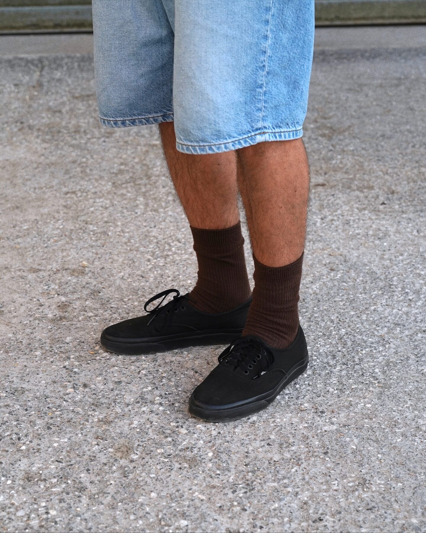 vans era full black et chaussettes uniqlo