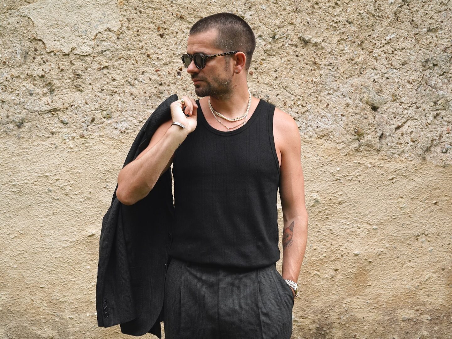 débardeur noir maison cornichon et lunette arpenteur