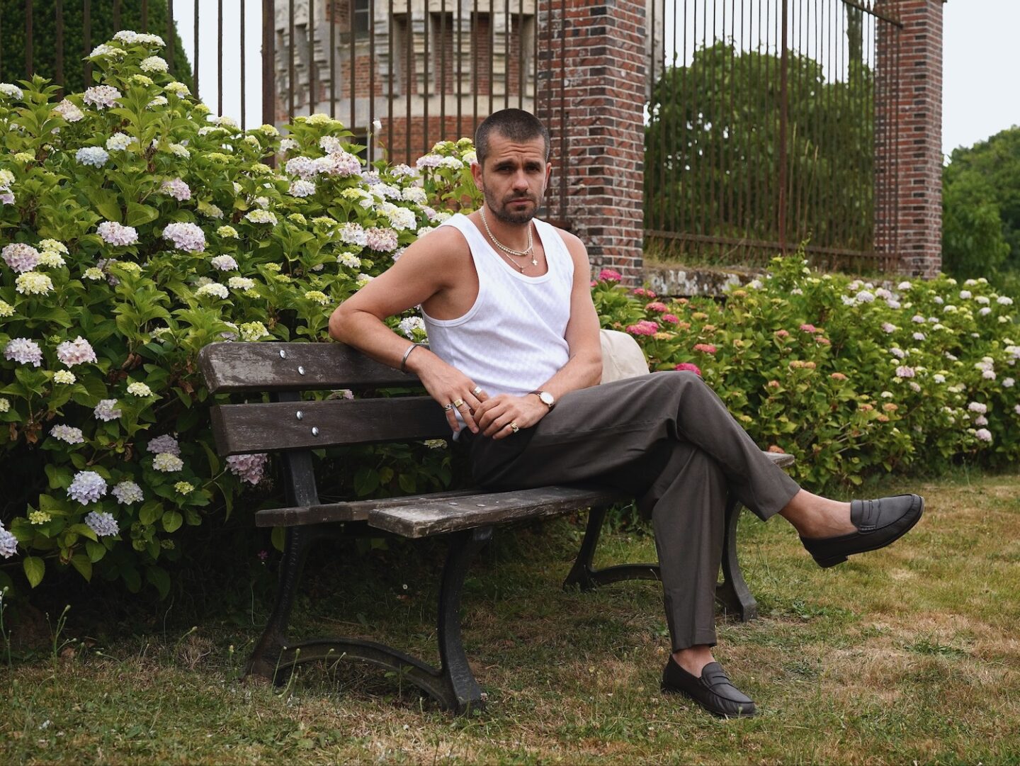 tenue d'été pour homme avec un joli débardeur à maille ajourée, porté avec un pantalon à mince et des mocassins