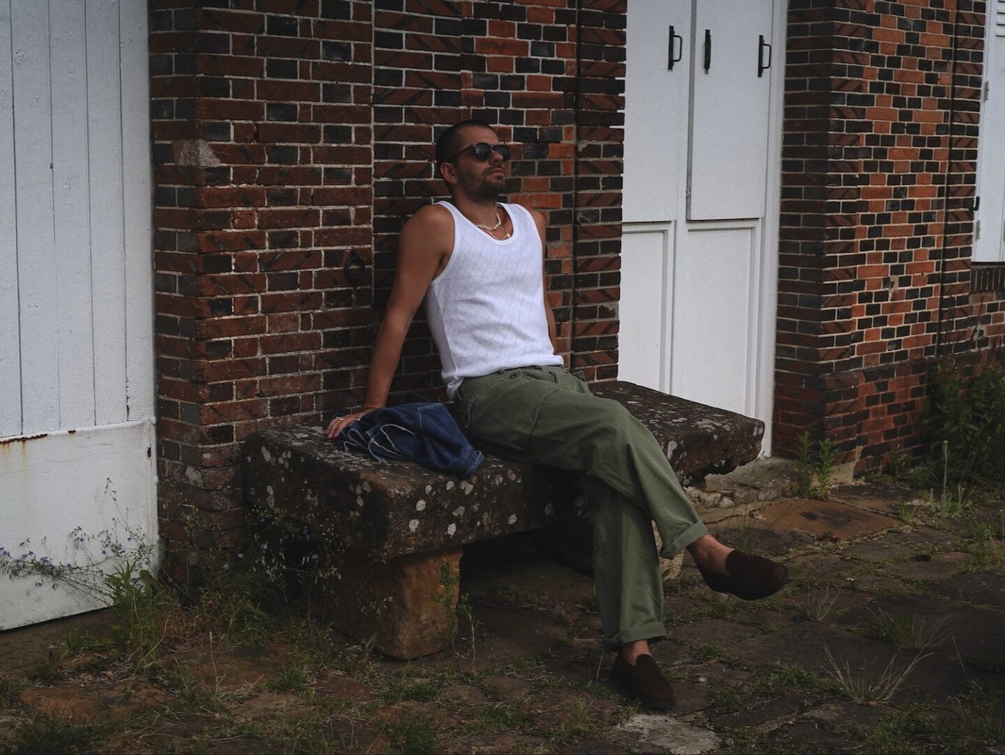 look relax en pantalon militaire et débardeur