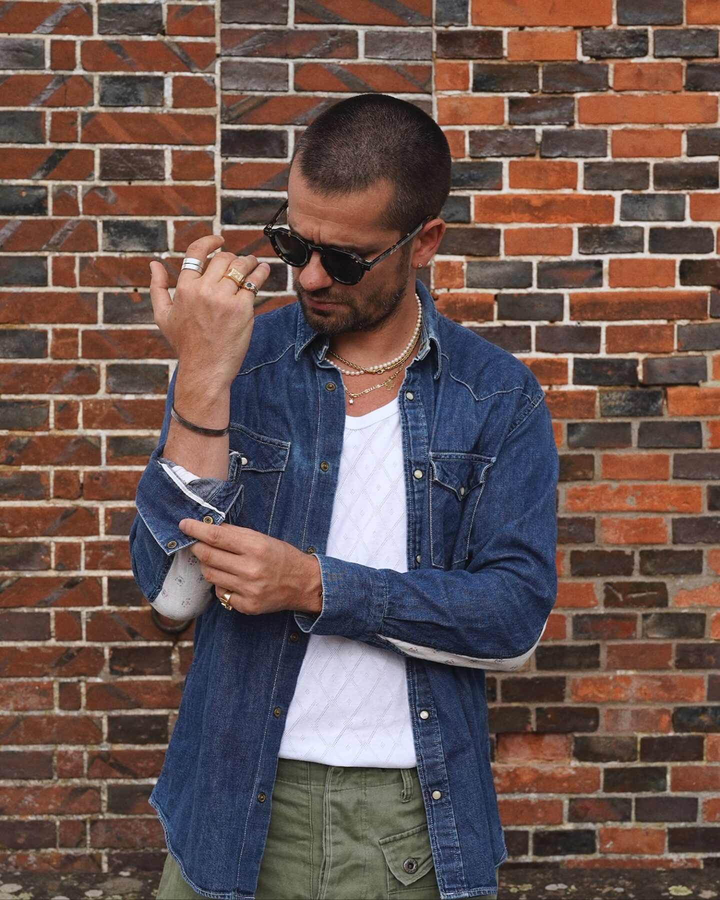 chemise en denim style western visvim albacore avec débardeur enmaille ajourée maison cornichon by boras