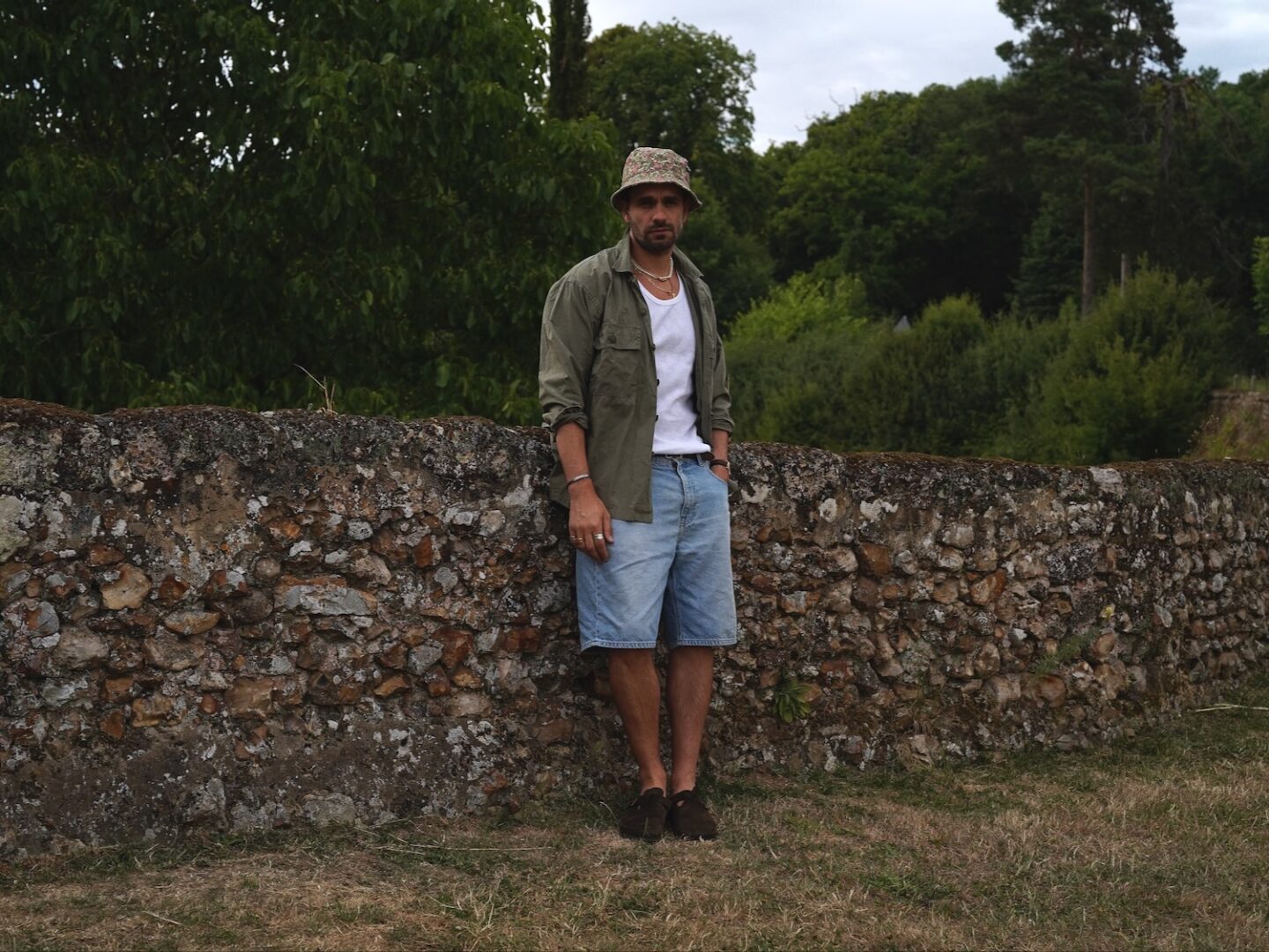 look dété en birkenstock boston, chemise militaire ciso arashi denim et déabrdeur