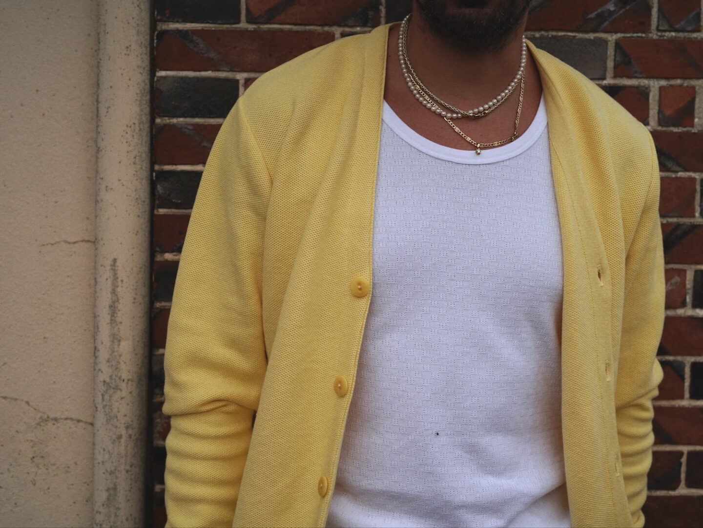 cardigan en coton jaune nitto et débardeur blanc homme en maille ajourée