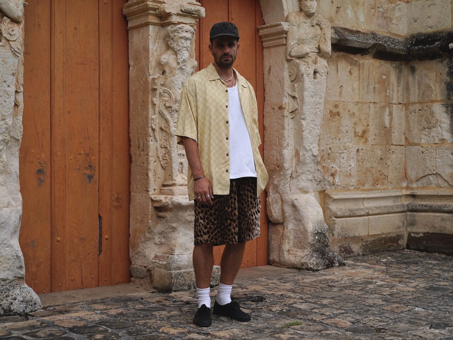 débardeur oversize de la collaboration entre Maison Cornichon et Borasification, portée avc un short en guépard de veloours lisse, chemisette hawaienne et vans authentic