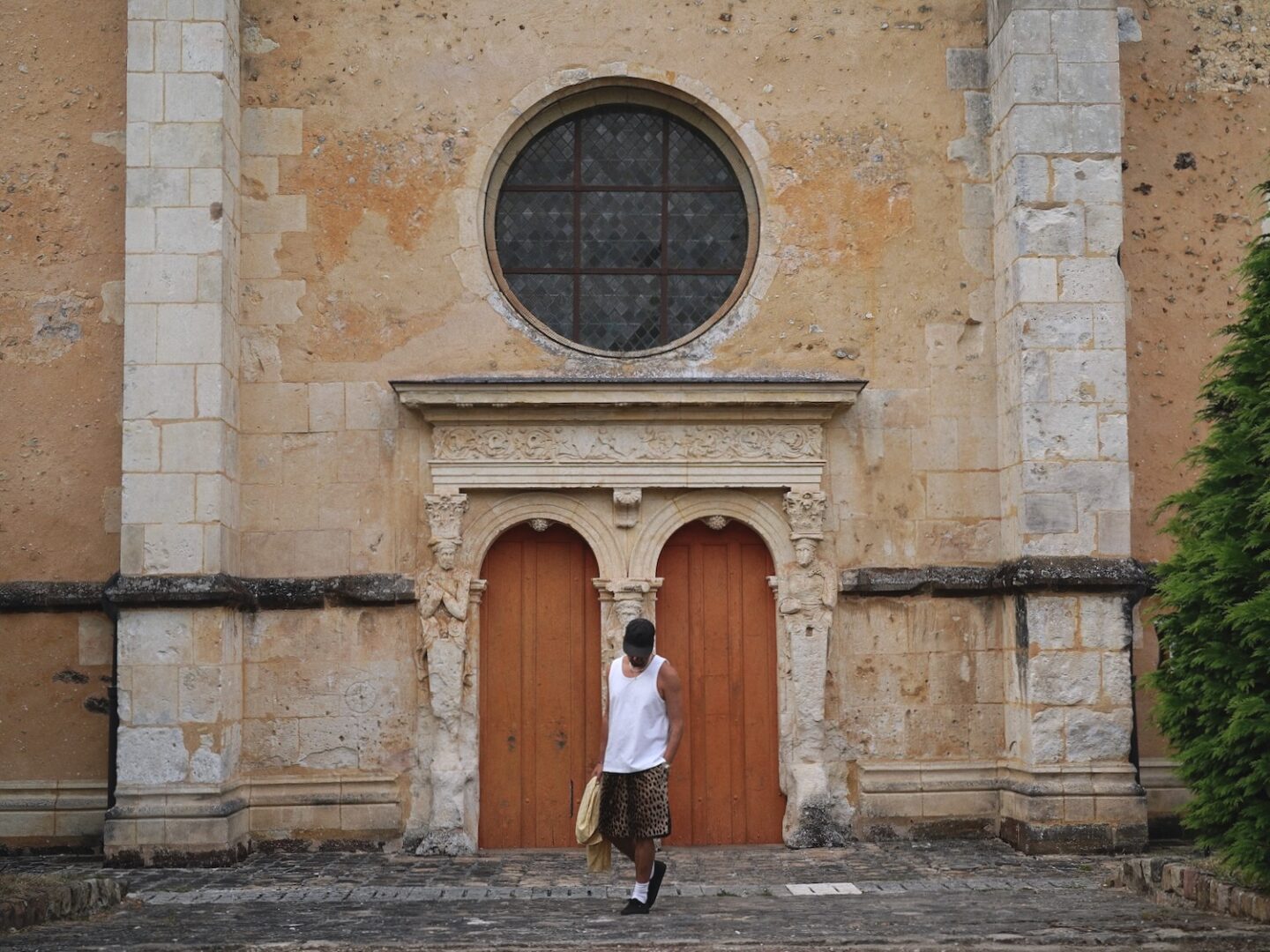 débardeur oversize de la collaboration entre Maison Cornichon et Borasification, portée avc un short en guépard de veloours lisse, chemisette hawaienne et vans authentic