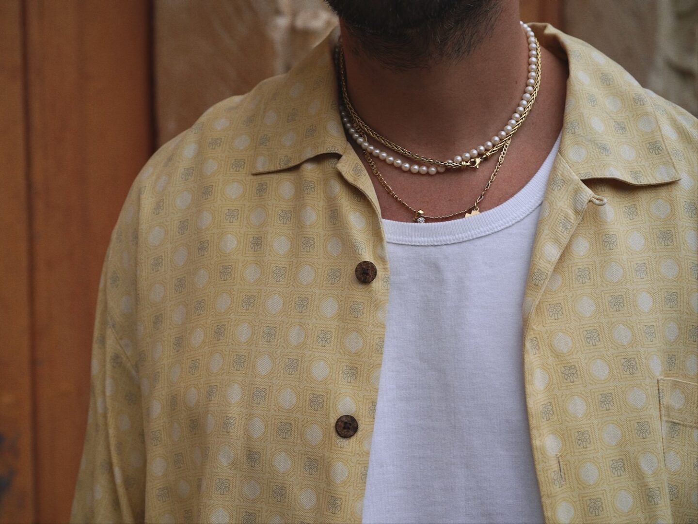 débardeur oversize de la collaboration entre Maison Cornichon et Borasification, portée avc chemisette hawaienne et des bijoux en or vintage
