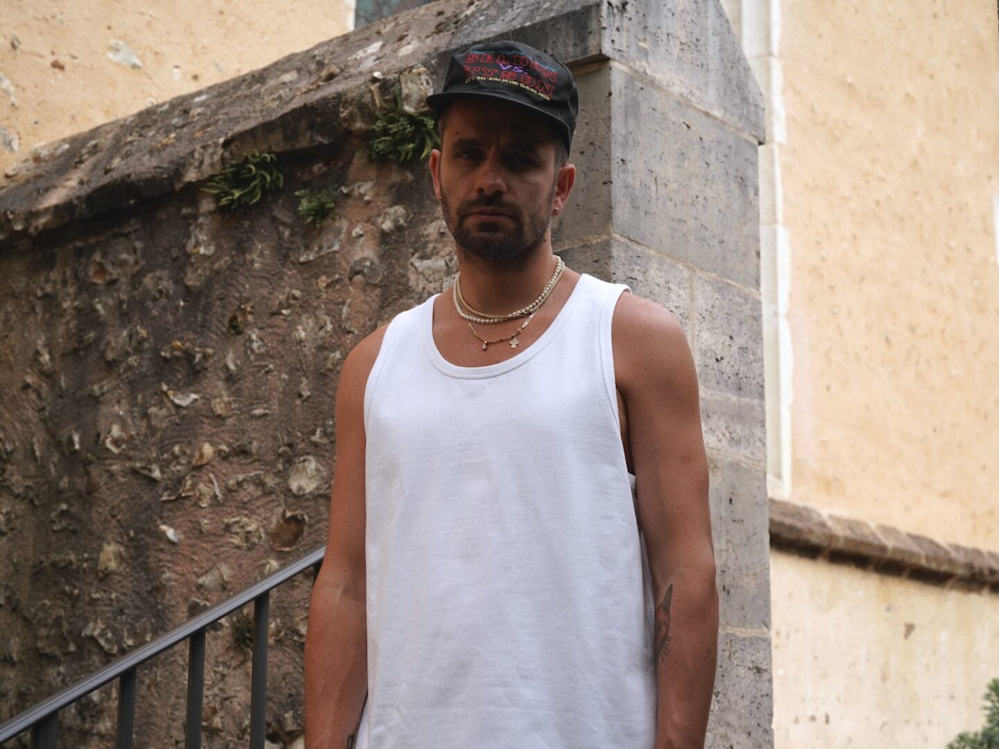 débardeur oversize de la collaboration entre Maison Cornichon et Borasification, porté avec une casquette d'un cimbat de tyson