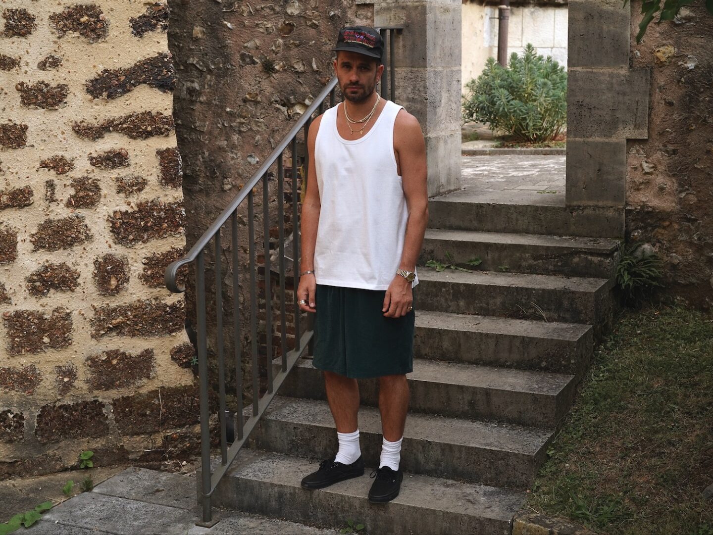 débardeur oversize de la collaboration entre Maison Cornichon et Borasification, porté avec une casquette d'un cimbat de tyson et short borali en veloour svert et vans authentic
