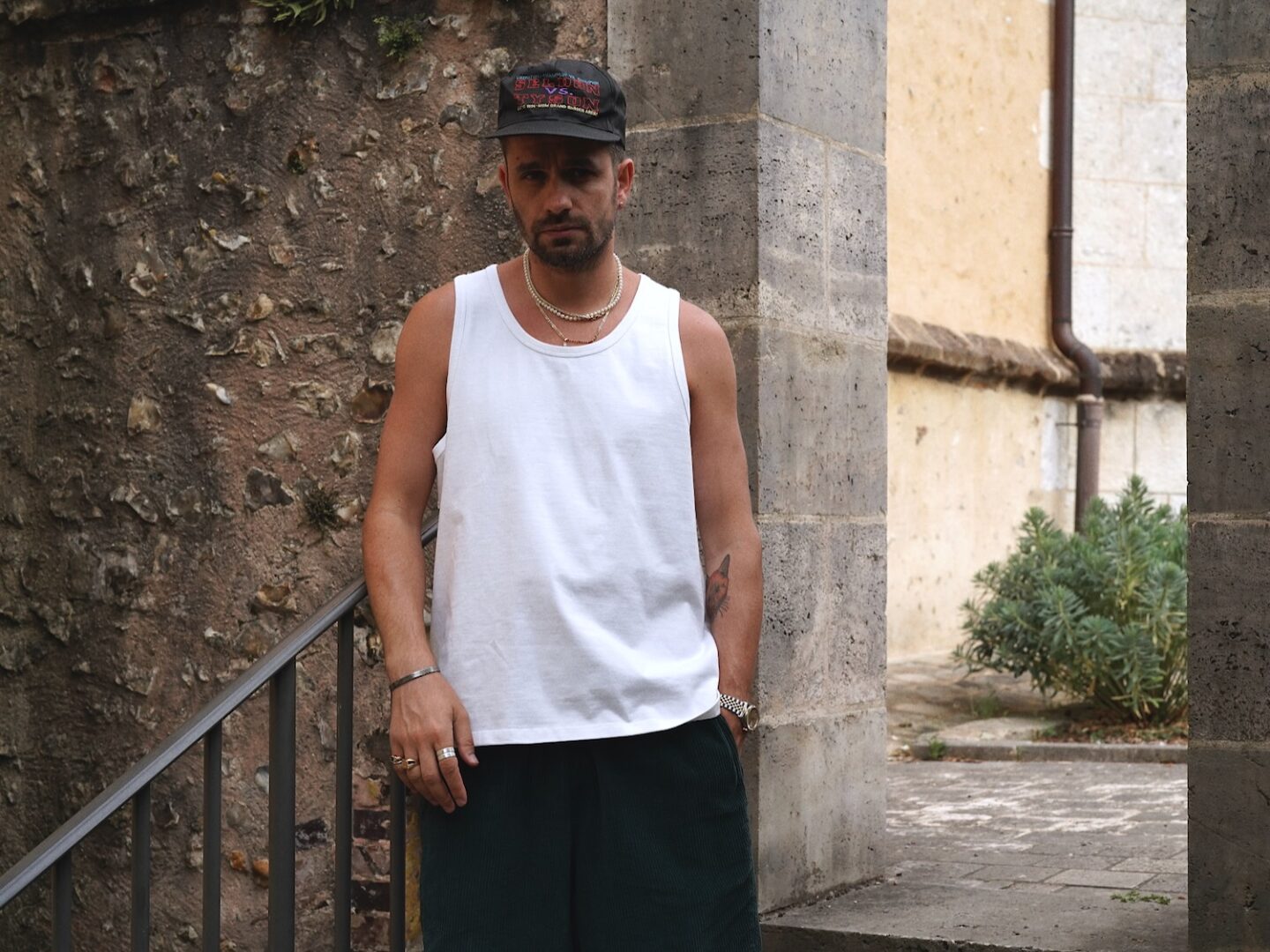 débardeur oversize de la collaboration entre Maison Cornichon et Borasification, porté avec une casquette vintage d'un combat de Mike Tyson
