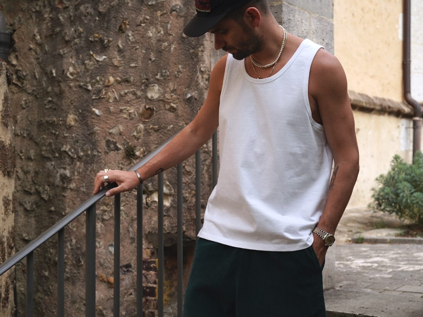 débardeur oversize de la collaboration entre Maison Cornichon et Borasification, porté avec une casquette d'un cimbat de tyson et short borali en veloour svert