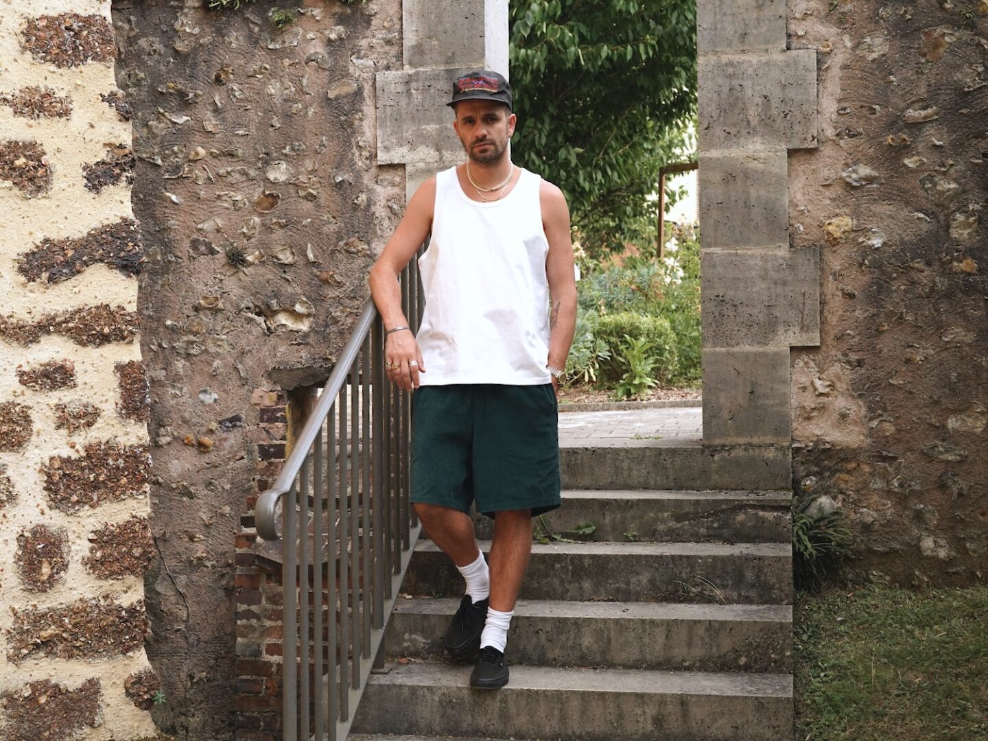 débardeur oversize de la collaboration entre Maison Cornichon et Borasification porté avec une casquette vintage de mike tyson et un short borali en velours