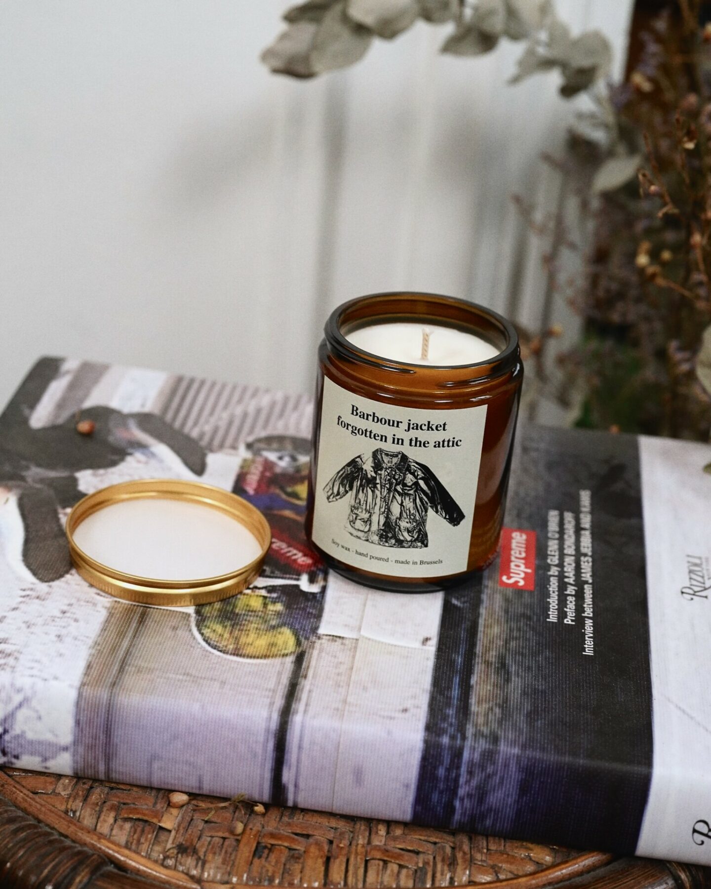 barbour sort une bougie artisanale en collaboration avec le studio Brussels Amour