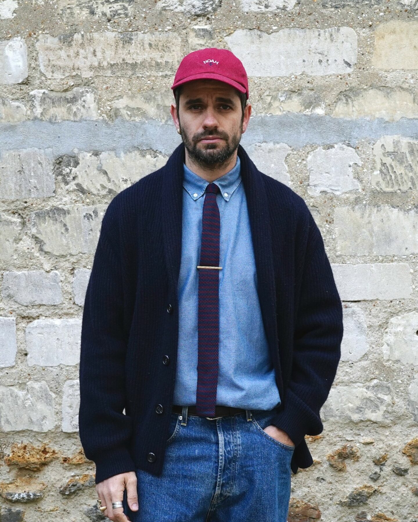 cardigan drapeau noir col chale et chemise oxford indigo hast casquette noah et cravate tricotée vintage