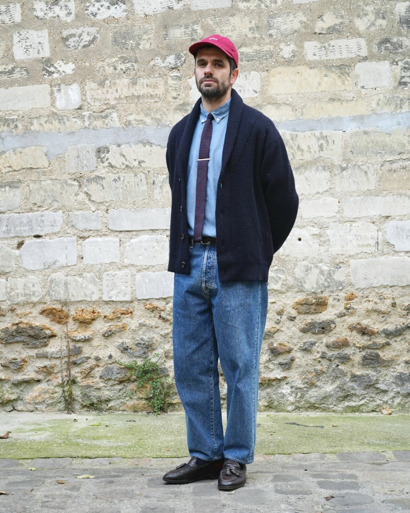 jeans borali taille haute stone wash cardigan drapeau noir col chale et chemise oxford indigo hast portée avec un casquette noah et des mocassins alden tassel en cordovan
