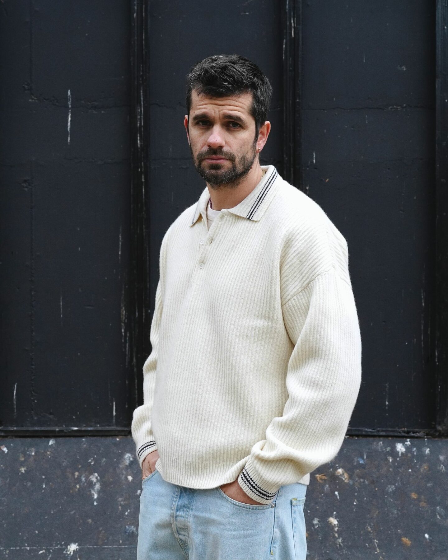 hast pull oversize en laine mérinos à col polo porté avec un jean bleach borali taille haute