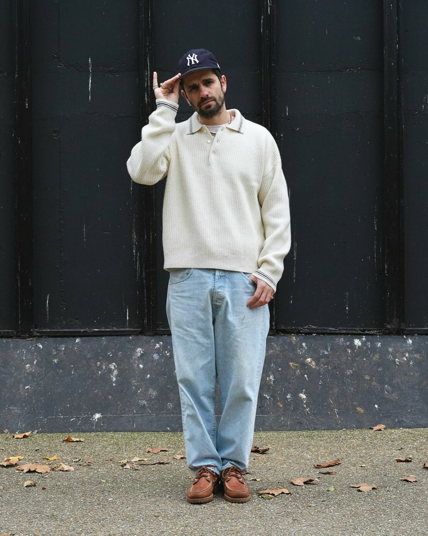 hast pull oversize en laine mérinos à col polo porté avec un jean bleach borali taille haute