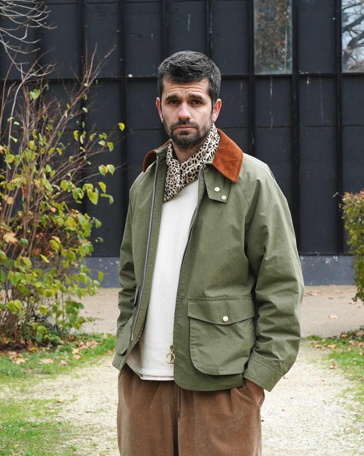 Hast et une veste courte en coton ciré Halley Stevensons et sweat crewneck cropped borali et intercollar leopard en velours lisse