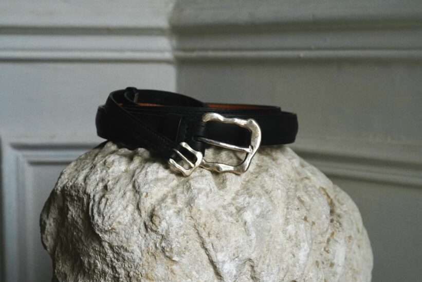 collaboration entre la maison de maroquinerie Laperruque et le bijoutier Memowa pur une ceinture en cuir avec boucle en argent + un bracelet double toour