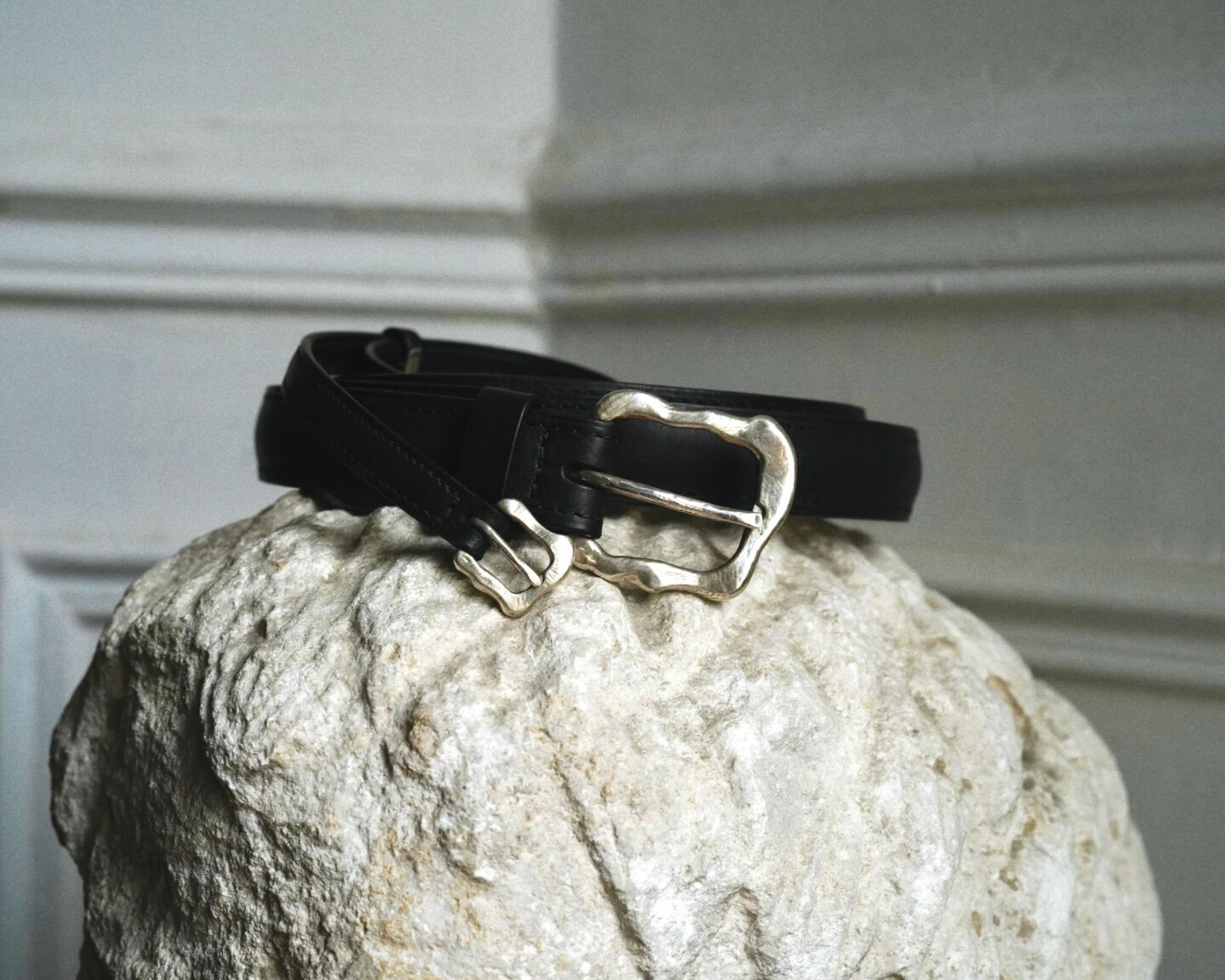 collaboration entre la maison de maroquinerie Laperruque et le bijoutier Memowa pur une ceinture en cuir avec boucle en argent + un bracelet double toour