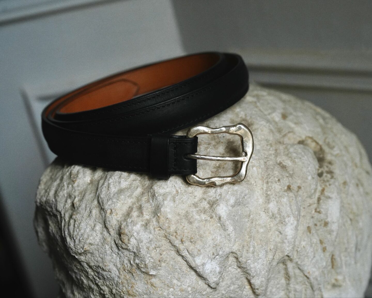 bracelet en cuir double tour avec boucle en argent massif de la collaboration entre Laperruque et Memowa