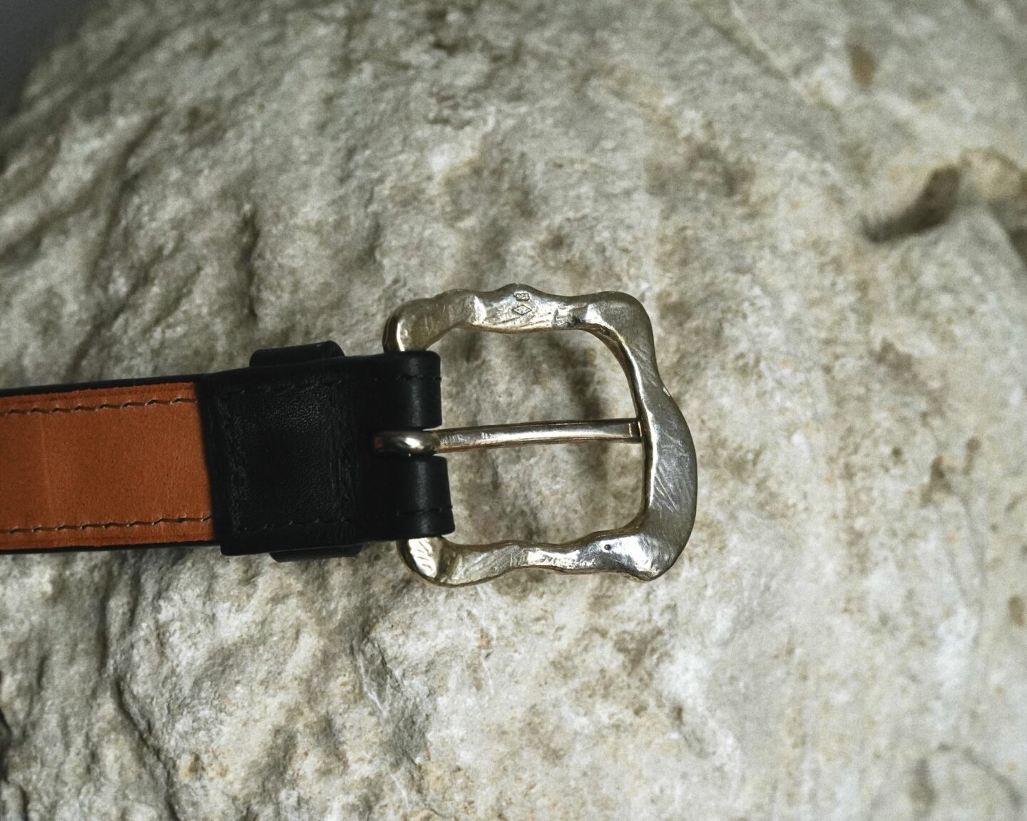 bracelet en cuir double tour avec boucle en argent massif de la collaboration entre Laperruque et Memowa