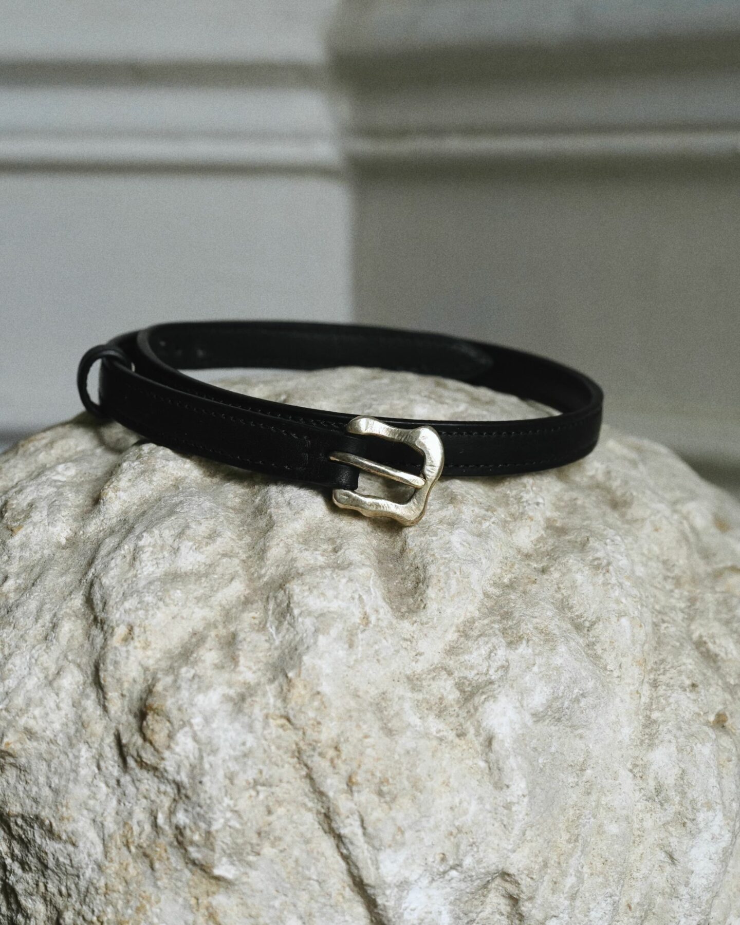 bracelet en cuir double tour avec boucle en argent massif de la collaboration entre Laperruque et Memowa