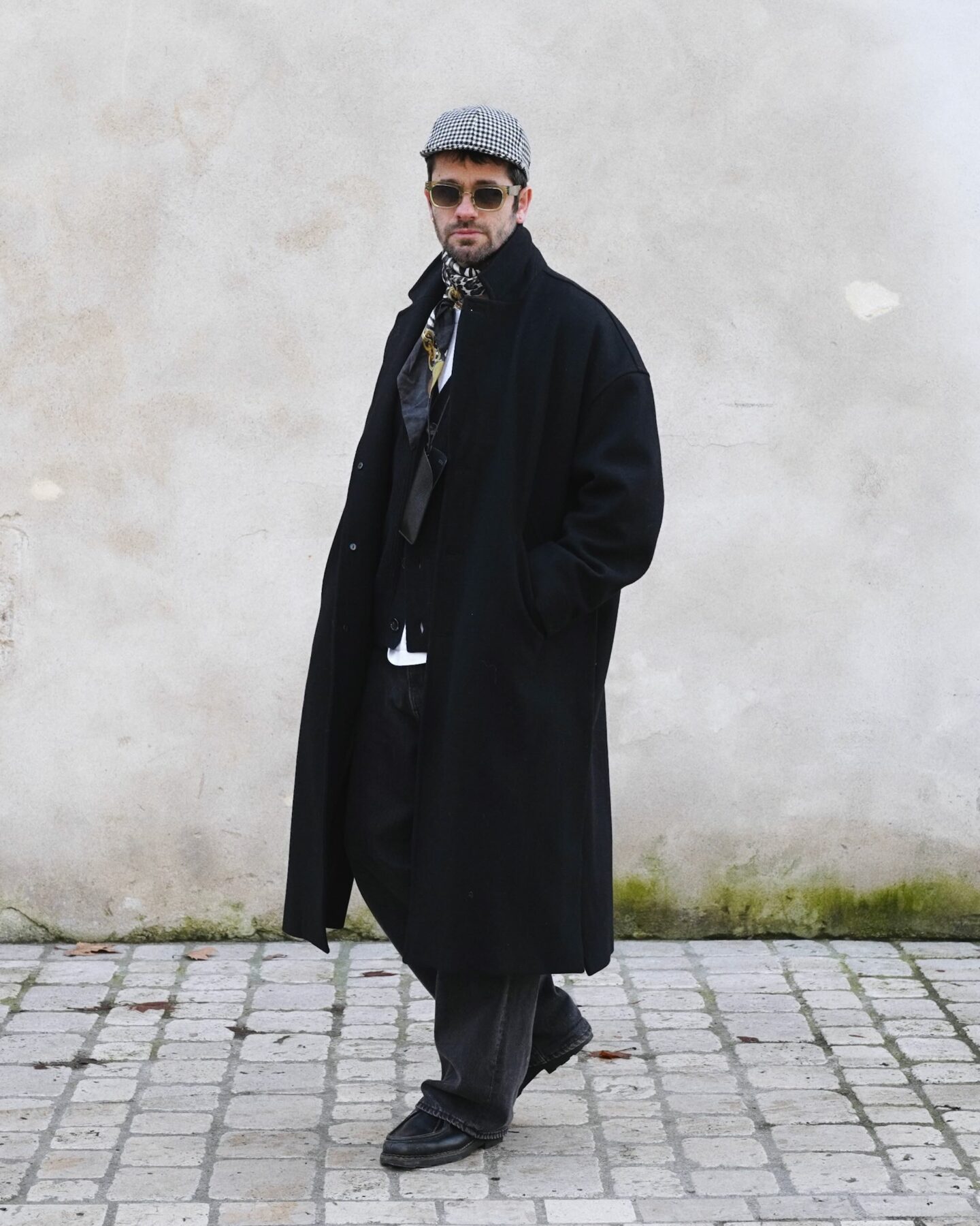 tenue masculine avec un manteau long oversize en laine de la marque coltesse, port&eacute; avec un jean large, des paraboot michael noir et une casquette pied-de-poule