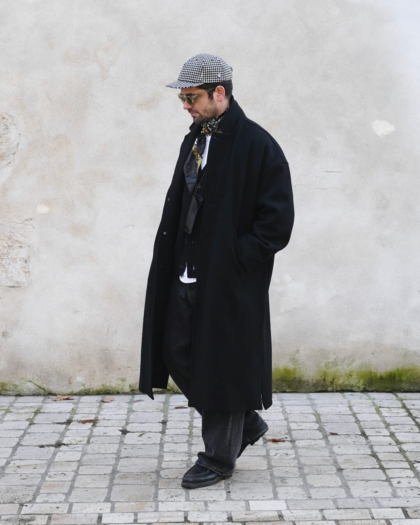 tenue masculine avec un manteau long oversize en laine de la marque coltesse, port&eacute; avec un jean large, des paraboot michael noir et une casquette pied-de-poule
