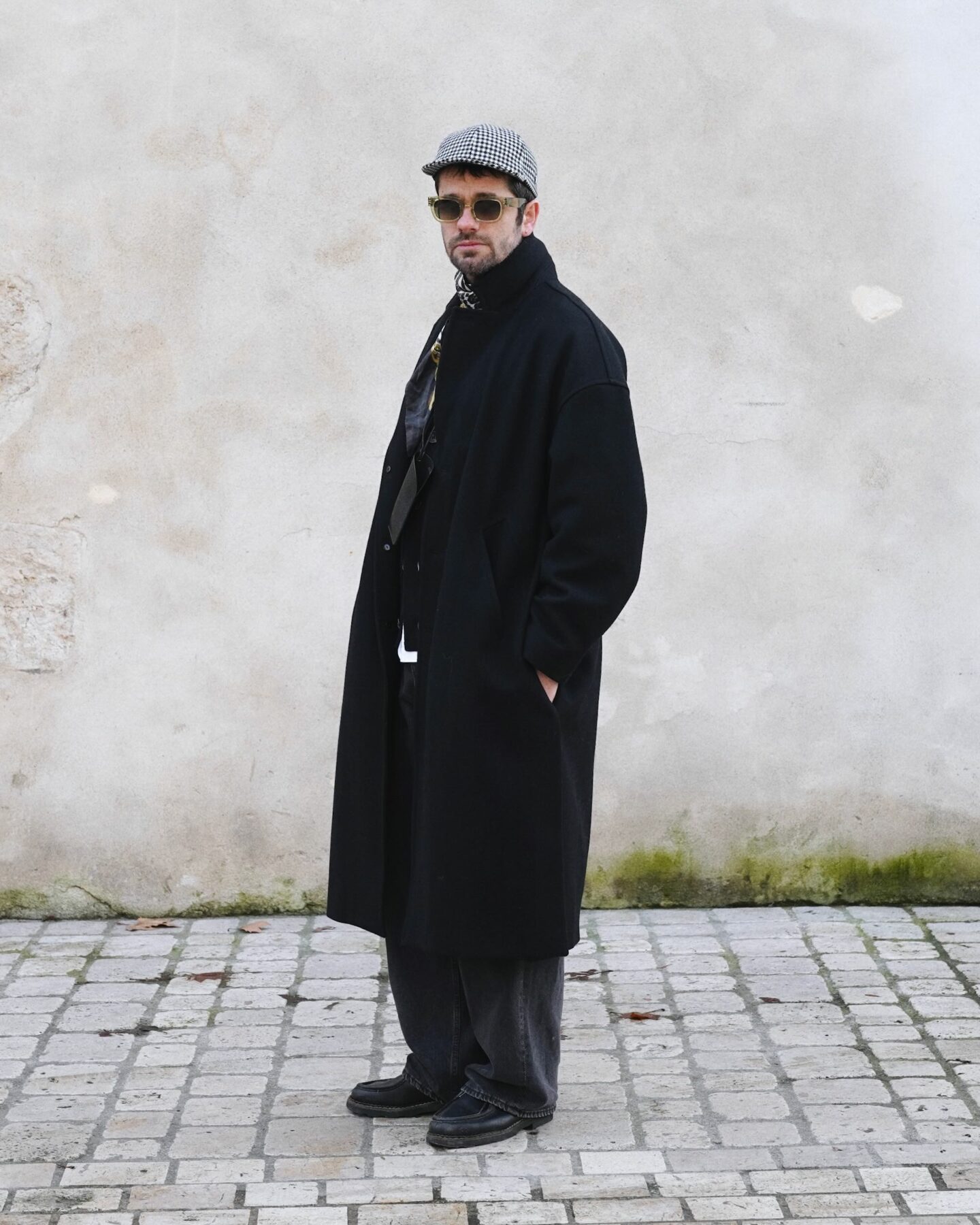 tenue masculine avec un manteau long oversize en laine de la marque coltesse, port&eacute; avec un jean large, des paraboot michael noir et une casquette pied-de-poule