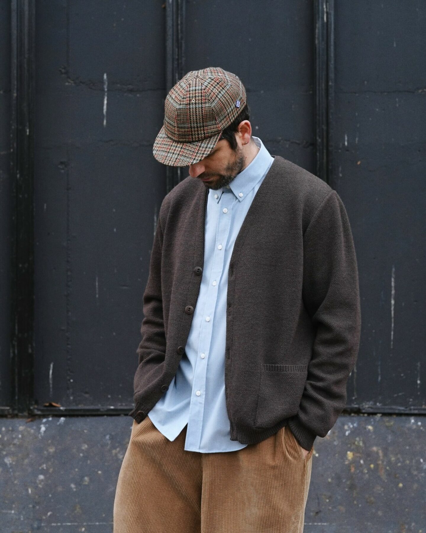 cardigan nitto knitwear en laine m&eacute;rinos mod&egrave;le youri, port&eacute; avec une hcemise hast x nona source