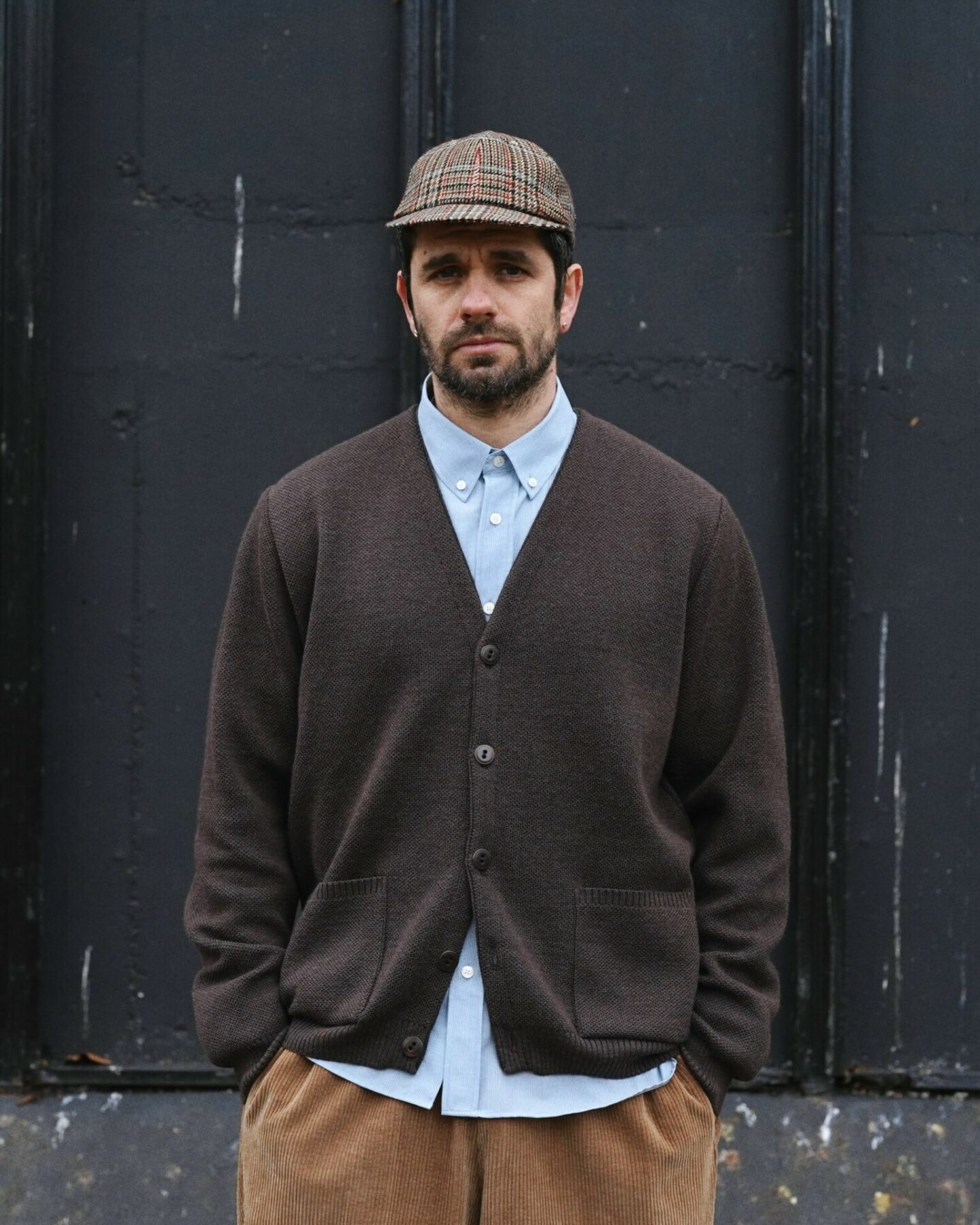 cardigan Nitto Youri port&eacute; avec une chemise Hast nona source